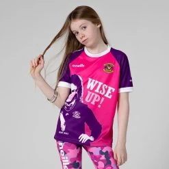 'Wise Up' Kids' Derry Girls Jersey 9 'Wise Up' Kids' Derry Girls Jersey -Outdoor Clothing Store 4t5a0253